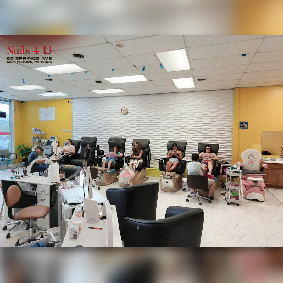 Nails 4 U | Nail salon interior